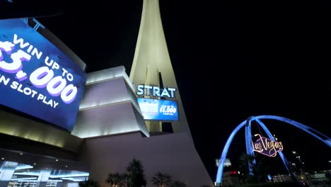 Beleuchtete-Bögen-Auf-Dem-Las-Vegas-Boulevard-Neben-Dem-Strat-Tower-Bei-Nacht