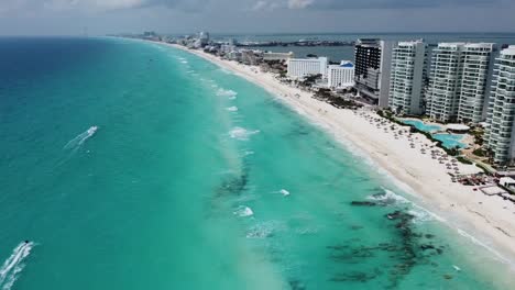 Costa-De-Cancún-Con-Complejos-Turísticos-Y-Mar-Turquesa,-Día-Soleado,-Vista-Aérea