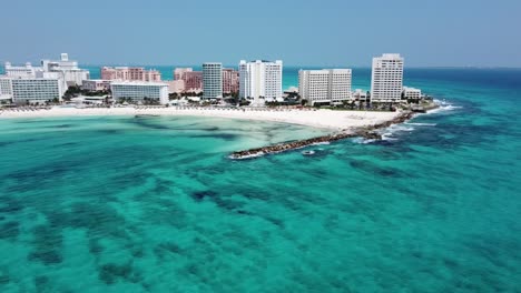 Cancun-luxury-hotels-and-resorts-along-white-beach,-Mexico