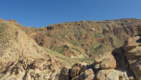 Malerische-Aussicht-Auf-Die-Bergketten-Im-Teide-Nationalpark-In-Der-Nähe-Des-Roque-Cinchado,-Dynamische-Neigung-Nach-Oben