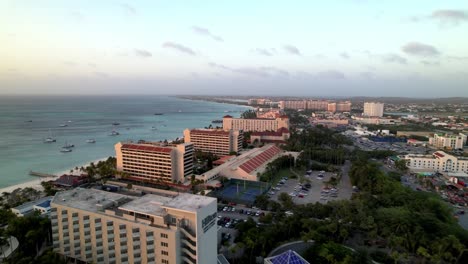 Luftaufnahme-Von-Hochhaushotels-In-Palm-Beach,-Aruba