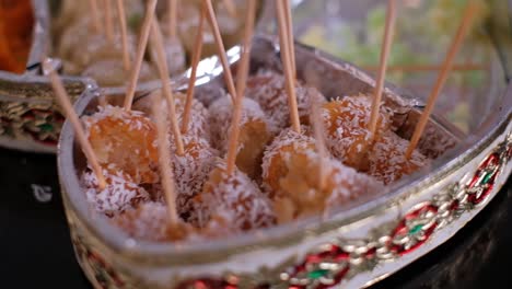 Köstliches-Indisches-Dessert-Gulab-Jamun-Mit-Kokosnuss-Am-Stiel-Bei-Der-Hochzeitsfeier