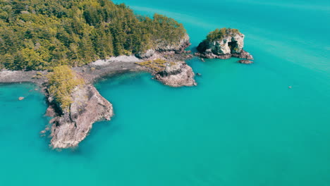 Luftaufnahme-Der-Edge-Coast-In-Cape-Hillsborough,-Blaues-Wasser,-Friedlich