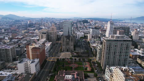 San-Francisco-USA,-Drone-Shot-of-Grace-Cathedral-and-Huntington-Park-on-Nob-Hill-Neighborhood