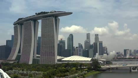 Schwenkaufnahme-Des-Marina-Bay-Sands-Hotels-Mit-Stadthintergrund-über-Den-Hafen-In-Singapur
