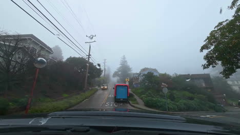 Conduciendo-Bajo-La-Lluvia-En-Una-Carretera-Empinada-En-San-Francisco