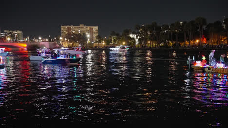 Pesca-De-Pontones-Y-Lanchas-Rápidas-Recorren-El-Canal-Por-La-Noche-En-Un-Desfile-Festivo