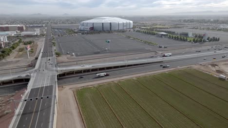 State-Farm-Stadium,-Heimstadion-Der-Arizona-Cardinals-National-Football-League-Mannschaft-In-Glendale,-Arizona,-Mit-Autobahnverkehr,-Drohnenvideo,-Weitwinkelaufnahme,-Stabil