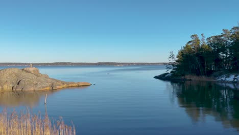 Serene-water-of-Baltic-Sea-on-Swedish-East-Coast-with-trees-and-barren-rock,-Stockholm-Archipelago