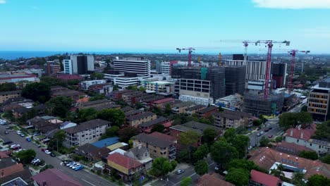 Drone-Antena-Edificio-Torres-Apartamentos-Con-Grúas-En-El-Sitio-De-Construcción-Randwick-Hospital-Ingeniería-Elevación-Ciudad-De-Sydney-Australia