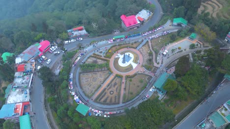 Paisaje-De-Darjeeling-Jardín-De-Té-Y-Bucle-Batasia-Vista-Aérea-De-Darjeeling-Y-Tren-De-Juguete-Darjeeling