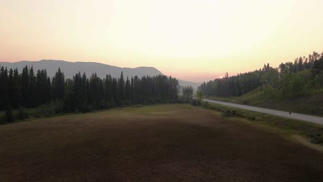 Wunderschöner-Malerischer-Sonnenuntergang-über-Der-Landschaft-Des-Burns-Lake-Am-Sheraton-Rastplatz-In-British-Columbia,-Kanada