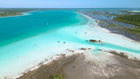 Sieben-Farben-Lagune-See-In-Mexiko-Bacalar-Luftaufnahmen