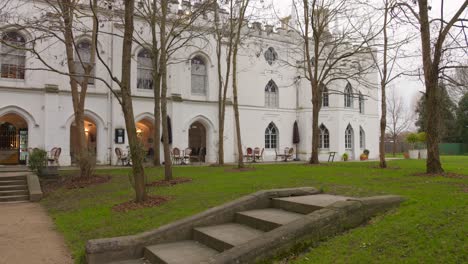 The-gardens-and-lawn-of-Strawberry-Hill-House-in-Twickenham,-London,-England