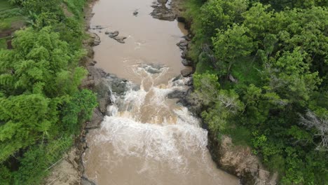 Luftaufnahme,-Der-Fluss-Fließt-Sehr-Schnell-Und-Das-Flusswasser-Ist-Trüb