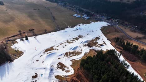 Luftaufnahme-über-Schneebedeckten-Berg-Skipiste,-Veranstaltung-In-Dolni-Morava