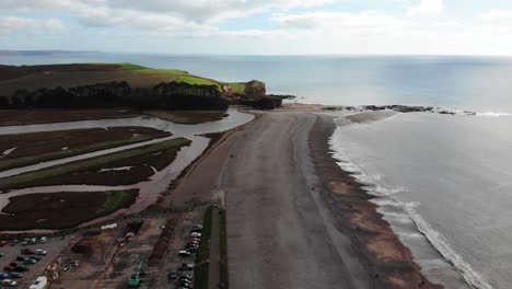 Toma-Panorámica-Aérea-A-La-Derecha-De-La-Playa-De-Budleigh-Salterton-En-Devon,-Inglaterra,-En-Un-Día-Tranquilo