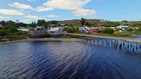 Drohnenaufnahme-über-Einem-Kleinen-Dock-In-Einer-Ortschaft-In-Chiloé,-Huillinco,-Chile