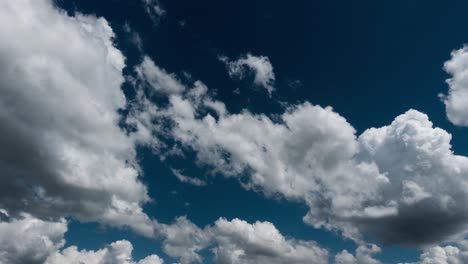 Nubes-En-El-Cielo-Azul-Timelapse