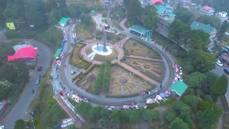 Paisaje-De-Darjeeling-Jardín-De-Té-Y-Bucle-Batasia-Vista-Aérea-De-Darjeeling-Y-Tren-De-Juguete-Darjeeling