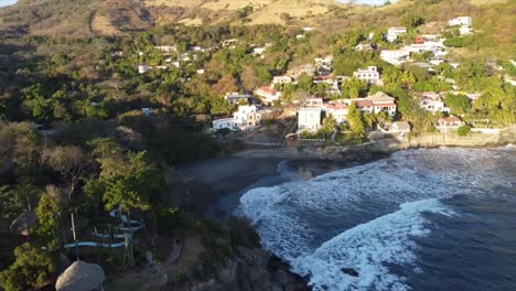 Toma-Aérea-De-Drones-De-Olas-Del-Océano-Rompiendo-Contra-La-Costa-En-El-Salvador