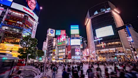 Breite-Straßenansicht-Der-Shibuya-Kreuzung-Bei-Nacht-Im-Zeitraffer-In-Tokio,-Japan