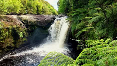 Wasser-Fließt-über-Den-Rio-Bravo-Wasserfall-Im-Tepuhueico-Park-Wald,-Chiloé-Insel-Chile