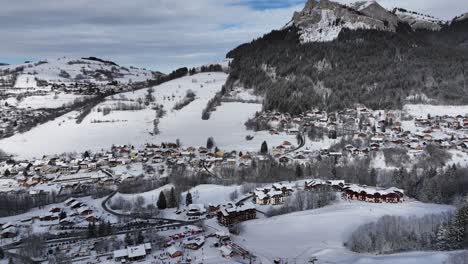 Inclinarse-Hacia-Abajo-En-La-Estación-De-Esquí-En-Invierno-Con-Nieve-Y-Montaña,-Bernex,-Alpes-Franceses