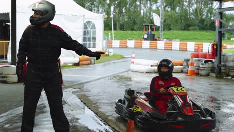 Marshall-Firma-Al-Conductor-Para-Comenzar-A-Conducir-En-Boxes-Durante-La-Carrera-De-Karts