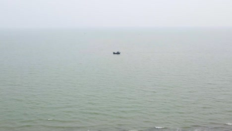 Einsamer-Fischereifahrzeug-Auf-Dem-Riesigen-Indischen-Ozean