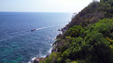 Longtail-Boot-Mit-Kristallklarem-Wasser-Am-Felsigen-Sandstrand-Einer-Thailändischen-Insel