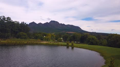 Still-pond-in-foreground-of-mountains-in-South-African-wine-country