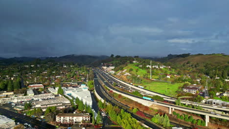 Luftaufnahme-Einer-Belebten-Schnellstraße-Durch-Grüne-Landschaft,-Während-Fahrzeuge-Pendeln