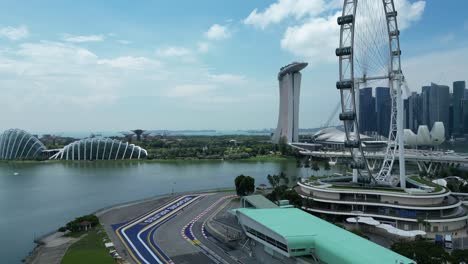 Drohnenaufnahme-Aus-Der-Umlaufbahn-Der-Ersten-Kurve-Der-Formel-1-Strecke-In-Singapur