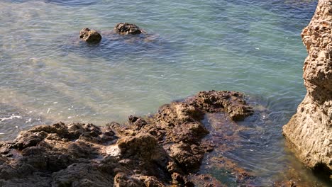 Blick-Auf-Einen-Wunderschönen-Felsigen-Strand-Mit-Türkisfarbenem-Wasser