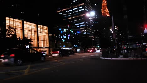 Nachtverkehr-Auf-Der-Avenida-Paulista,-Sao-Paulo,-Brasilien,-Weite-Sicht