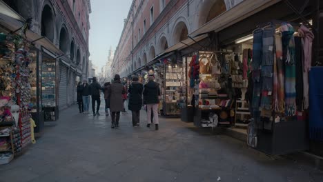 Geschäftige-Venezianische-Marktstraßenszene