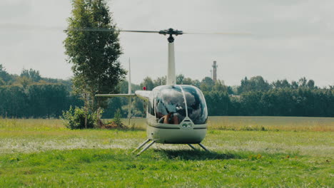 Robinson-R44-Hubschrauber-Sanfte-Landung-Auf-Einem-Feld