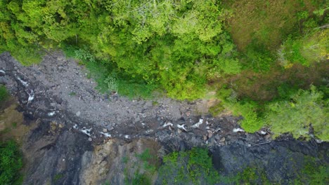 Draufsicht-Auf-Das-Wasser,-Das-In-Einem-Kleinen-Fluss-Im-Rio-Negro-In-Kolumbien-Strömt