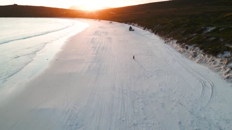 Enthüllen-Sie-Die-Aufnahme-Eines-Motorrads,-Das-Bei-Sonnenuntergang-In-Lucky-Bay-Im-Cape-Legrand-Nationalpark,-Westaustralien,-Fährt