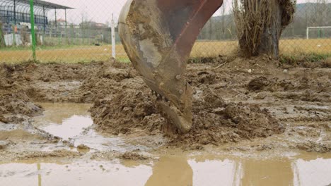 Baustelle-Industriebagger-Schaufelt-Schlamm-Von-Straßenüberschwemmungen