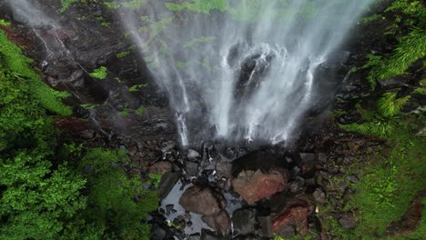 Abstieg-über-Einen-Tropischen-Regenwald-Wasserfall-Zu-Einem-Natürlichen-Felsenpool-Darunter