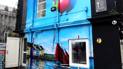 Street-Art-Wandbild-In-Galway-Auf-Der-Shop-Street,-Bunte-Luftballons-Und-Boot