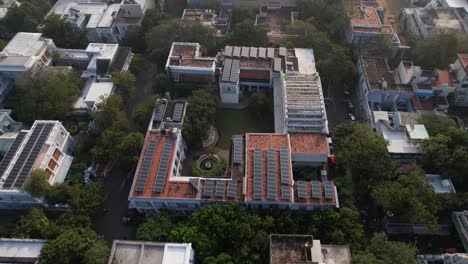 Vista-Aérea-Del-Templo-Anakula-Vinayagar-Y-Del-Ashram-Sri-Aurobindo,-Dos-Centros-Espirituales-En-Pondicherry