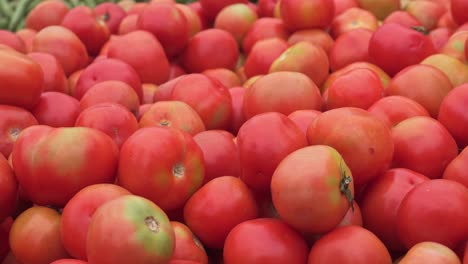 Tomaten-Werden-Auf-Dem-Markt-Verkauft