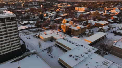 Schneebedeckte-Dächer-Von-Gebäuden-In-Der-Stadt-Fayetteville-In-Arkansas,-USA