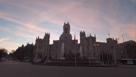 Einspielung-Sonnenaufgang-Madrid-Rathaus-Casa-De-Correos-Und-Cibeles-Platz-Und-Brunnen-Mit-Bunten-Schönen-Wolken