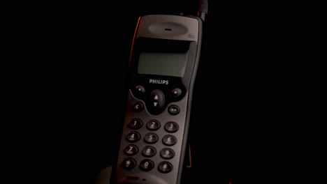 Philips-Fizz-Vintage-Mobiltelefon-Aus-Den-1990er-Jahren,-Altes-GSM-Kommunikationsgerät,-Das-Sich-Aus-Nächster-Nähe-Dreht