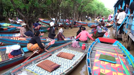 Kampong-Phluk,-Eine-UNESCO-Welterbestätte,-Lädt-Touristen-Ein,-Durch-Von-Den-Einwohnern-Angebotene-Bootsfahrten-In-Die-Lokale-Kultur-Einzutauchen,-Traditionen-Zu-Präsentieren-Und-Das-Erbe-Zu-Bewahren
