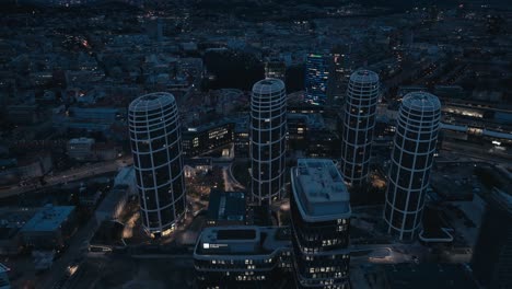 Oficinas-Y-Edificios-Comerciales-En-Rascacielos-Por-La-Noche